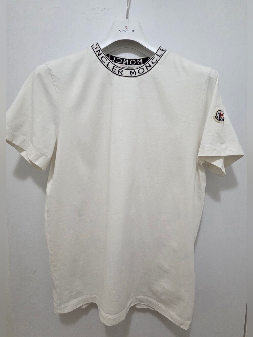 Moncler Short-Sleeve Cotton Tee with Sleeve Logo and Neck Trim. Size Medium